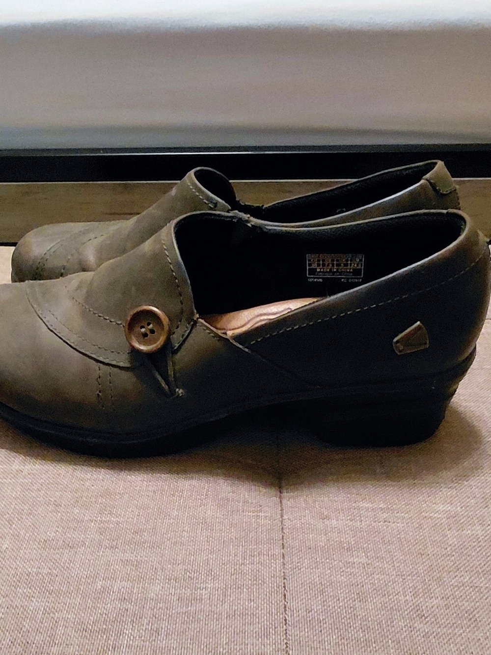 Keen Mora Button Slip-On Leather Clogs 7.5